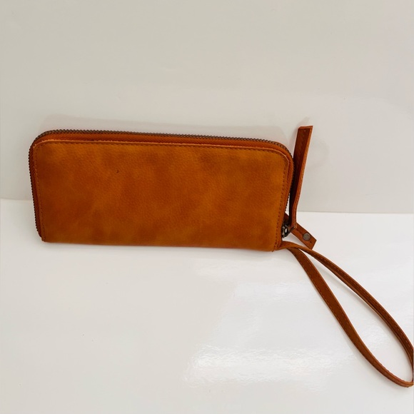 FREE PEOPLE Vegan Wallet/Wrislet Brown color w/ multiple cardslots & zip closure - Picture 4 of 8